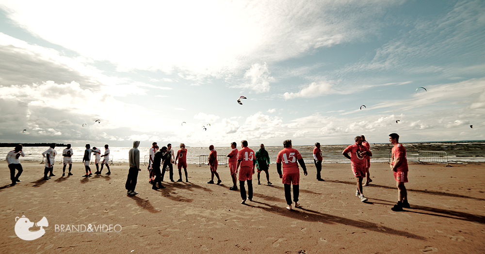 мужчины играют в футбол на фоне финского залива